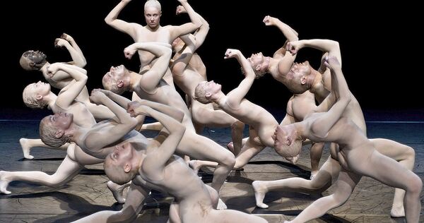 Die Tänzer des Hessischen Staatsballetts brillieren mit zwölffacher Synchronizität. Die Tänzer des Hessischen Staatsballetts brillieren mit zwölffacher Synchronizität.