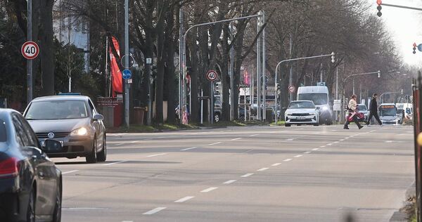 Kerzengerade von der Martin-Luther-Straße bis zur Straße Waldäcker (hier kurz nach der Kreuzung mit der Gänsfußallee): Die Schwi Kerzengerade von der Martin-Luther-Straße bis zur Straße Waldäcker (hier kurz nach der Kreuzung mit der Gänsfußallee): Die Schwieberdinger Straße lädt auf 1,8 Kilometern zum Rasen ein.