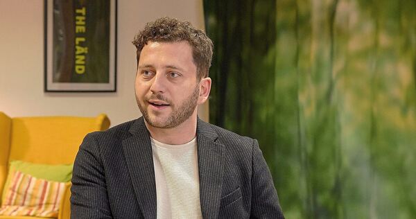 Grünen-Co-Chef Felix Banaszak beim Interview mit der LKZ im Büro der Ludwigsburger Grünen. Foto: Andreas Becker Grünen-Co-Chef Felix Banaszak beim Interview mit der LKZ im Büro der Ludwigsburger Grünen.