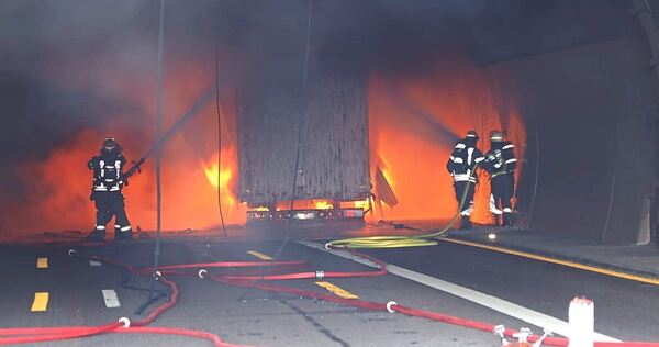 Als die ersten Feuerwehrleute eintreffen, steht der Sattelauflieger mit den Kühlschränken bereits im Vollbrand. Als die ersten Feuerwehrleute eintreffen, steht der Sattelauflieger mit den Kühlschränken bereits im Vollbrand.