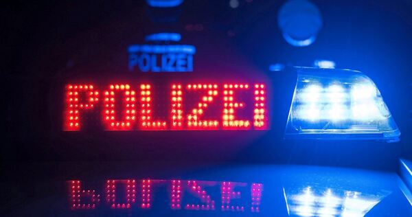 Polizeiauto im Einsatz. Polizeiauto im Einsatz.