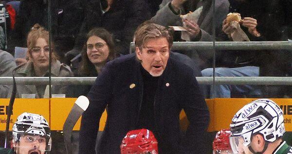 EVL-Trainer Uwe Krupp coacht beim DEL2-Spiel zwischen Bietigheim und Landshut mit einem blauen Auge. Foto: Baumann EVL-Trainer Uwe Krupp coacht beim DEL2-Spiel zwischen Bietigheim und Landshut mit einem blauen Auge.