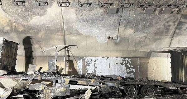 Ein Defekt am Reifen könnte den Brand am Lastwagen-Anhänger ausgelöst haben. Ein Defekt am Reifen könnte den Brand am Lastwagen-Anhänger ausgelöst haben.