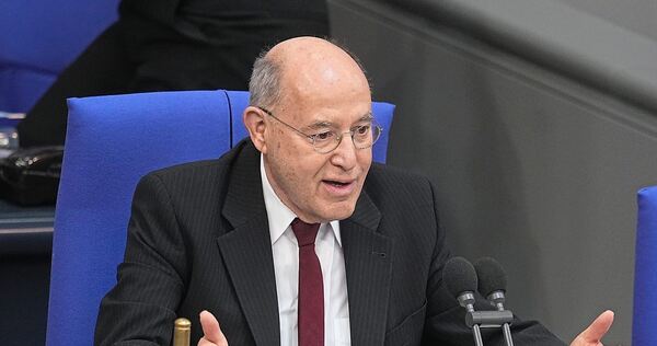 Gregor Gysi als Alterspräsident bei der konstituierenden Sitzung des neuen Bundestags im März 2025. Gregor Gysi als Alterspräsident bei der konstituierenden Sitzung des neuen Bundestags im März 2025.