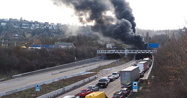 Die Oströhre in Richtung Süden und A8 bleibt aufgrund der enormen Schäden, vor allem an der Sicherheitstechnik, bis auf Weiteres Die Oströhre in Richtung Süden und A8 bleibt aufgrund der enormen Schäden, vor allem an der Sicherheitstechnik, bis auf Weiteres gesperrt.