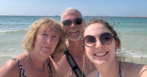 Sophie Räuchle ist zusammen mit ihren Eltern nach Dubai geflogen, um dort den 60. Geburtstag ihrer Mutter zu feiern. Sophie Räuchle ist zusammen mit ihren Eltern nach Dubai geflogen, um dort den 60. Geburtstag ihrer Mutter zu feiern.