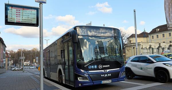 Ein Bus hält vor dem Ludwigsburger Schloss: Ab September müssen Gelegenheitsfahrer im Schnitt fast sechs Prozent mehr für einen Ein Bus hält vor dem Ludwigsburger Schloss: Ab September müssen Gelegenheitsfahrer im Schnitt fast sechs Prozent mehr für einen Fahrschein bezahlen.