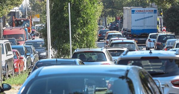 Autoschlangen: Auch die Frankfurter Straße (B27) in Eglosheim steht mal wieder im Fokus der Lärmreduzierung. Hier ist großflächi Autoschlangen: Auch die Frankfurter Straße (B27) in Eglosheim steht mal wieder im Fokus der Lärmreduzierung. Hier ist großflächig lärmmindernder Asphalt gefragt.