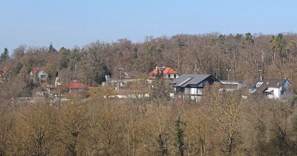 Ein herrlicher Flecken Erde: Der Sonnenberg über dem Kreuzbachtal bei Nussdorf. Handelt es sich hier um eine Wochenendhaussiedlu Ein herrlicher Flecken Erde: Der Sonnenberg über dem Kreuzbachtal bei Nussdorf. Handelt es sich hier um eine Wochenendhaussiedlung oder um Hauptwohnsitze?