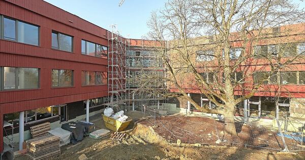 Links sind der Süd- und rechts der Nordbau der neuen Gründelbachschule zu sehen. Dazwischen befindet sich das Treppenhaus mit de Links sind der Süd- und rechts der Nordbau der neuen Gründelbachschule zu sehen. Dazwischen befindet sich das Treppenhaus mit dem Haupteingang.