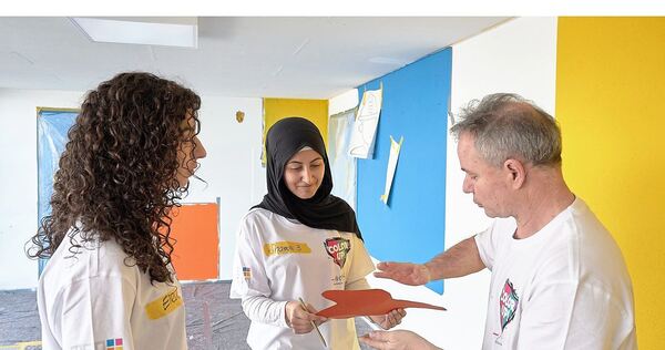 Elena und Shamsa bekommen von Pierre Kölle-Kullmann Unterstützung und Anleitung bei der Wandgestaltung. Elena und Shamsa bekommen von Pierre Kölle-Kullmann Unterstützung und Anleitung bei der Wandgestaltung.