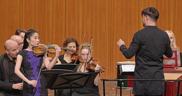 Reizvolle Gegenüberstellung: Das Kammerorchester Radom im Bietigheimer Kronenzentrum. Reizvolle Gegenüberstellung: Das Kammerorchester Radom im Bietigheimer Kronenzentrum.