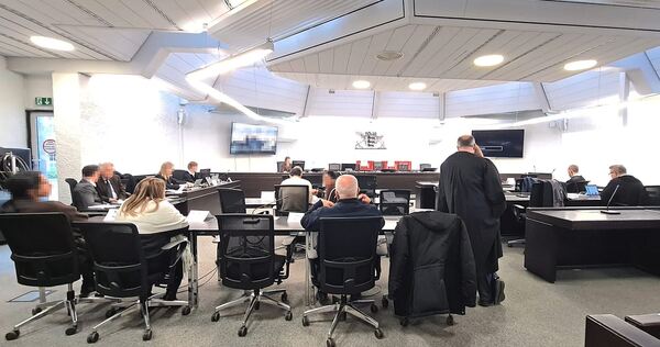 Die drei Gutachter (an der linken Wand mit der Staatsanwaltschaft) spielen eine entscheidende Rolle. Das Verkehrsgutachten wurde Die drei Gutachter (an der linken Wand mit der Staatsanwaltschaft) spielen eine entscheidende Rolle. Das Verkehrsgutachten wurde vorgelegt, jetzt wird das psychologische und medizinische Gutachten erwartet.