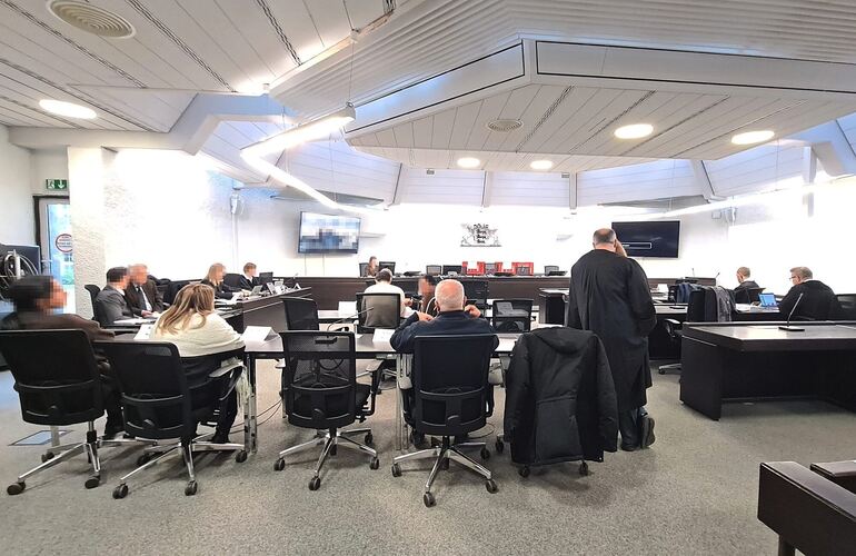 Die drei Gutachter (an der linken Wand mit der Staatsanwaltschaft) spielen eine entscheidende Rolle. Das Verkehrsgutachten wurde Die drei Gutachter (an der linken Wand mit der Staatsanwaltschaft) spielen eine entscheidende Rolle. Das Verkehrsgutachten wurde vorgelegt, jetzt wird das psychologische und medizinische Gutachten erwartet.