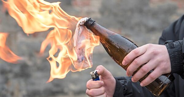 Der Angeklagte hatte Benzin in eine Weinflasche gefüllt. An der Lunte und an Scherben entdeckten Ermittler seine DNA, erinnerte Der Angeklagte hatte Benzin in eine Weinflasche gefüllt. An der Lunte und an Scherben entdeckten Ermittler seine DNA, erinnerte die Anklägerin: Man hätte ihm die Tat also auch ohne sein Geständnis nachweisen können.