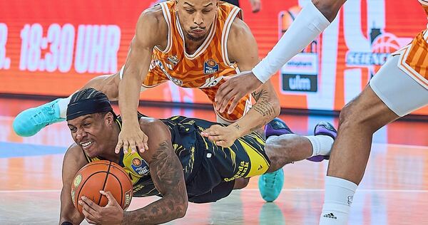 Harte Bauchlandung: Stef Smith (unten) kommt mit den Riesen gegen die Ulmer um Nelson Weidemann unter die Räder. Foto: Eibner Harte Bauchlandung: Stef Smith (unten) kommt mit den Riesen gegen die Ulmer um Nelson Weidemann unter die Räder.