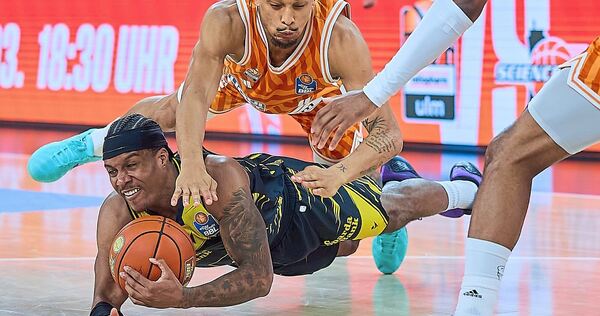 Harte Bauchlandung: Stef Smith (unten) kommt mit den Riesen gegen die Ulmer um Nelson Weidemann unter die Räder. Harte Bauchlandung: Stef Smith (unten) kommt mit den Riesen gegen die Ulmer um Nelson Weidemann unter die Räder.