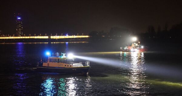 PKW fährt in den Rhein - eine Person lebensgefährlich verletzt PKW fährt in den Rhein - eine Person lebensgefährlich verletzt