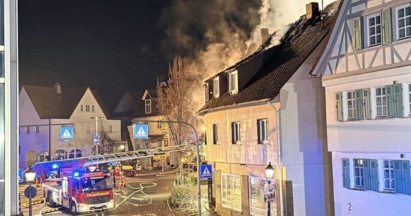 Nächtlicher Feuerwehreinsatz im Pleidelsheimer Ortszentrum. Nächtlicher Feuerwehreinsatz im Pleidelsheimer Ortszentrum.