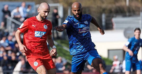 Der Ex-Freiberger Iosif Maroudis (links) im Zweikampf mit SGV-Angreifer Meghon Valpoort. Der Ex-Freiberger Iosif Maroudis (links) im Zweikampf mit SGV-Angreifer Meghon Valpoort.