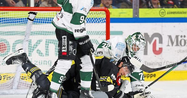 Steelers-Torhüter Florian Mnich stoppt Krefelds Adam Payerl, Vorne beobachtet Stürmer Brett Kemp die Szene. Foto: Yvonne Brands Steelers-Torhüter Florian Mnich stoppt Krefelds Adam Payerl, Vorne beobachtet Stürmer Brett Kemp die Szene.