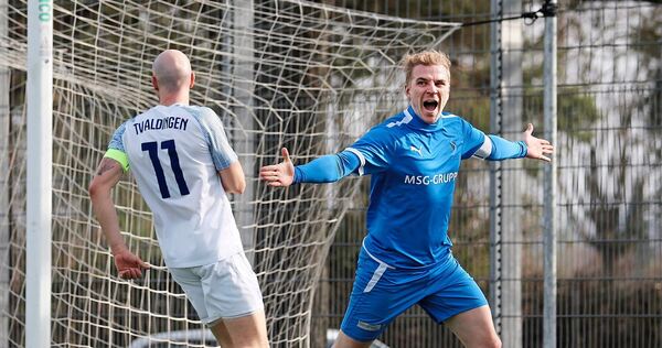Kornwestheims Torschütze Marco Reichert (rechts) jubelt über sein Tor zum 1:1-Ausgleich. Der Aldinger Kapitän Jan Hegener hat da Kornwestheims Torschütze Marco Reichert (rechts) jubelt über sein Tor zum 1:1-Ausgleich. Der Aldinger Kapitän Jan Hegener hat das Nachsehen.