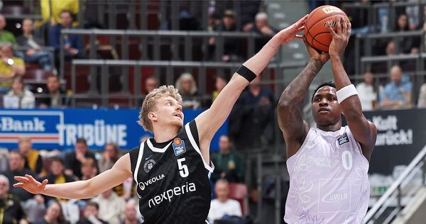 Hamburgs Zsombor Maronka (links) hindert Ludwigsburgs Babacar Sane bei dessen Wurfversuch. Foto: Baumann Hamburgs Zsombor Maronka (links) hindert Ludwigsburgs Babacar Sane bei dessen Wurfversuch.