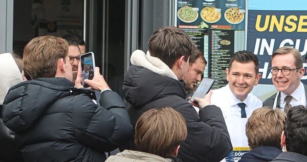 Tobias Vogt (links) managt den Wahlkampf der Landes-CDU – und weiß auch für seinen eigenen Wahlkreis, was die Massen anzieht. Et Tobias Vogt (links) managt den Wahlkampf der Landes-CDU – und weiß auch für seinen eigenen Wahlkreis, was die Massen anzieht. Etwa die 3 Euro-Döner-Aktion mit Philipp Amthor in Bietigheim Mitte Januar.