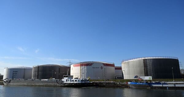 Öltanks am Rhein-Herne-Kanal Öltanks am Rhein-Herne-Kanal