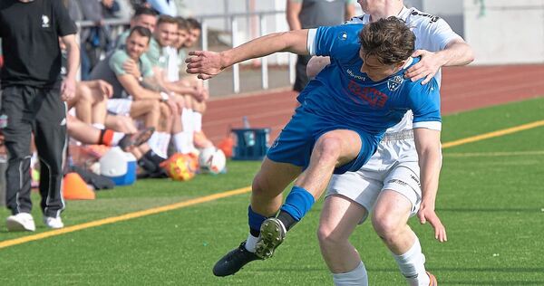 Im Spiel des TSV Bönnigheim (in Blau) gegen die SGM SC Hohenhaslach/SV Freudental geht’s zur Sache. Im Spiel des TSV Bönnigheim (in Blau) gegen die SGM SC Hohenhaslach/SV Freudental geht’s zur Sache.