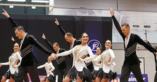 Die Lateinformation des 1. TCL zeigt zum Abschluss eine spritzige und tempogeladene Choreografie. Foto: Baumann Die Lateinformation des 1. TCL zeigt zum Abschluss eine spritzige und tempogeladene Choreografie.