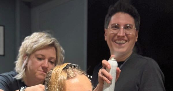 Ohne Haarspray geht nichts: Sebastian Beck hatte viel Spaß hinter den Kulissen der Laufstegshows auf der New Yorker Fashion Week Ohne Haarspray geht nichts: Sebastian Beck hatte viel Spaß hinter den Kulissen der Laufstegshows auf der New Yorker Fashion Week.