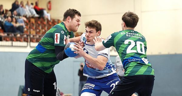 „Gnadenlos gute Abwehr“: Dominik Koch (links) und Julian Friz (rechts) halten Kornwestheims Toni Luithardt auf. „Gnadenlos gute Abwehr“: Dominik Koch (links) und Julian Friz (rechts) halten Kornwestheims Toni Luithardt auf.