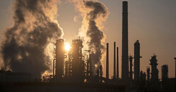 Noch rauchen die Schornsteine in Baden-Württemberg. Damit die Wirtschaft auch künftig im Wettbewerb bestehen kann, fordern Unter Noch rauchen die Schornsteine in Baden-Württemberg. Damit die Wirtschaft auch künftig im Wettbewerb bestehen kann, fordern Unternehmen und Verbände aber schnelle Reformen von der künftigen Landesregierung.