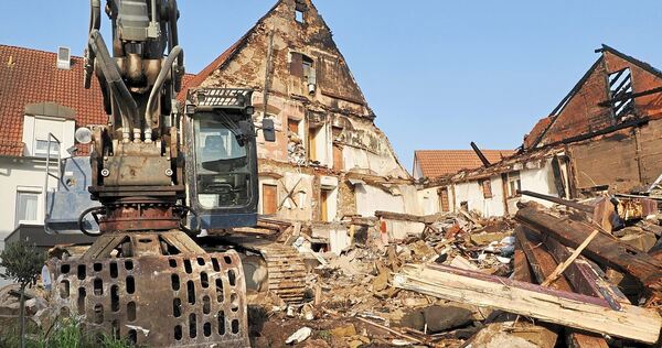 Die Folgen des Brandes sind verheerend: Wo einst das Gasthaus im Ochsen stand, liegt nun nur noch Schutt und Asche. Die Folgen des Brandes sind verheerend: Wo einst das Gasthaus im Ochsen stand, liegt nun nur noch Schutt und Asche.