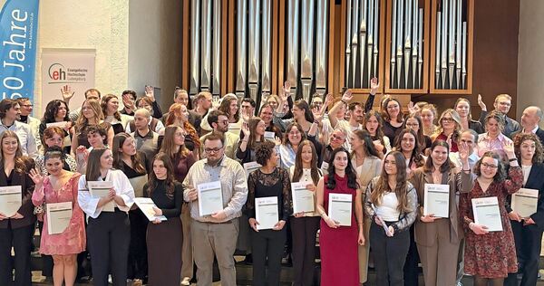 Freude über die Zeugnisse bei den Absolventinnen und Absolventen. Freude über die Zeugnisse bei den Absolventinnen und Absolventen.