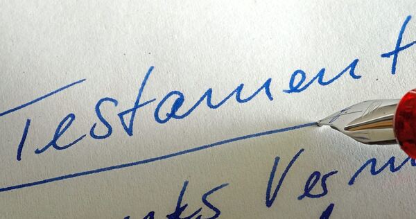 Ist eine Person geschäfts- oder testierunfähig, ist jedes Rechtsgeschäft – auch ein Testament – nichtig, also rechtlich wirkungs Ist eine Person geschäfts- oder testierunfähig, ist jedes Rechtsgeschäft – auch ein Testament – nichtig, also rechtlich wirkungslos.