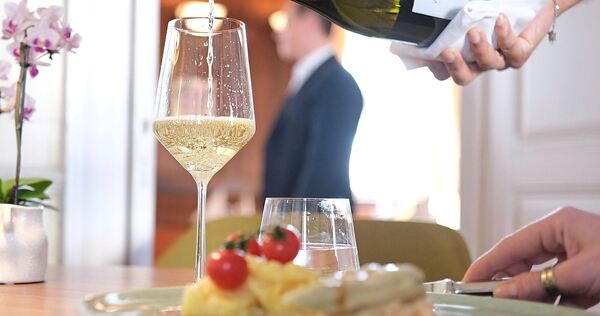 Kein Essen, sondern nur ein Glas Wein bestellen? Das ist nicht in jedem Restaurant gerne gesehen. Kein Essen, sondern nur ein Glas Wein bestellen? Das ist nicht in jedem Restaurant gerne gesehen.