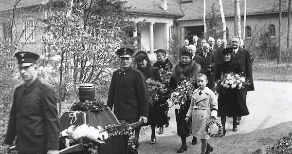 Trauerprozession im Frühjahr 1942 auf dem Waldfriedhof in Stuttgart-Degerloch: Die Frau hinter dem hinteren Sargträger ist die W Trauerprozession im Frühjahr 1942 auf dem Waldfriedhof in Stuttgart-Degerloch: Die Frau hinter dem hinteren Sargträger ist die Witwe Margarete Bosch-Wörz, die zweite Ehefrau von Robert Bosch. Der Junge im hellen Mantel ist Sohn Robert (aus zweiter Eh