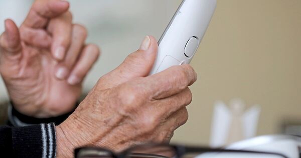 Trickbetrüger melden sich oft per Telefon. Trickbetrüger melden sich oft per Telefon.
