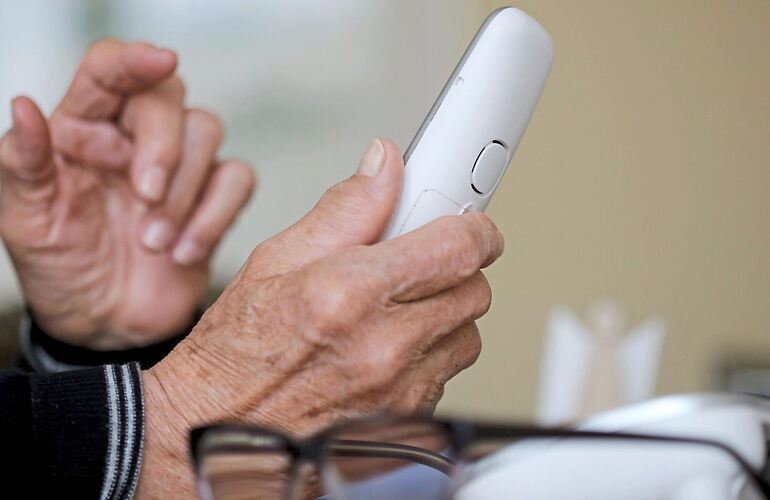 Trickbetrüger melden sich oft per Telefon. Trickbetrüger melden sich oft per Telefon.