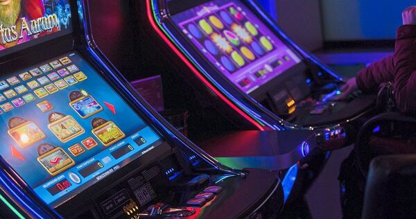 Spielautomaten sind aufgehebelt worden. Spielautomaten sind aufgehebelt worden.