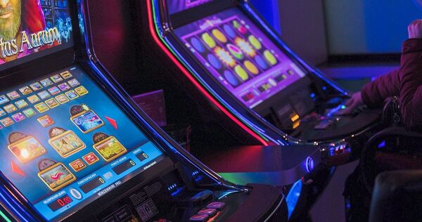 Die Einbrecher haben Spielautomaten aufgebrochen und das Geld gestohlen. Die Einbrecher haben Spielautomaten aufgebrochen und das Geld gestohlen.
