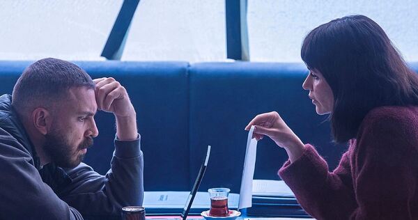 Spannend – und jetzt auch preisgekrönt: Das neue Ermittlerduo Hamza Kulina (Edin Hasanovic) und Maryam Azadi (Melika Foroutan) i Spannend – und jetzt auch preisgekrönt: Das neue Ermittlerduo Hamza Kulina (Edin Hasanovic) und Maryam Azadi (Melika Foroutan) in der ersten Folge „Dunkelheit“.