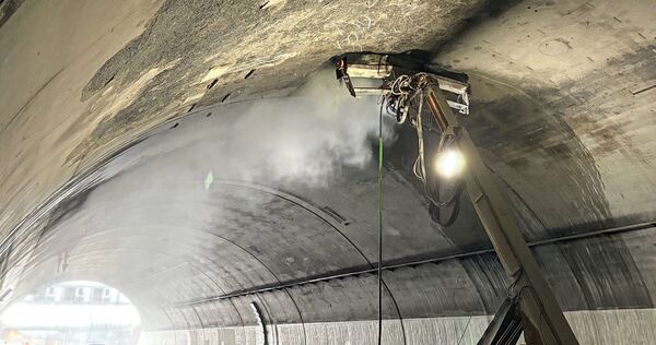 Die Betonröhre in der Weströhre des Engelbergtunnels wird nach dem Lkw-Brand saniert. Die Betonröhre in der Weströhre des Engelbergtunnels wird nach dem Lkw-Brand saniert.