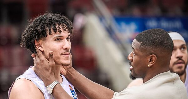 Infolge vieler Verletzungen gefragter denn je: Lenny Anigbata (links) wird von Kapitän Yorman Polas Bartolo geherzt. Infolge vieler Verletzungen gefragter denn je: Lenny Anigbata (links) wird von Kapitän Yorman Polas Bartolo geherzt.