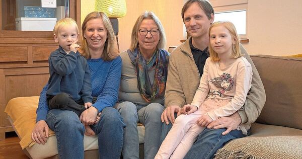 Anja und Christian Stein mit ihren Kindern und Patenoma Ruth Sucker. Anja und Christian Stein mit ihren Kindern und Patenoma Ruth Sucker.