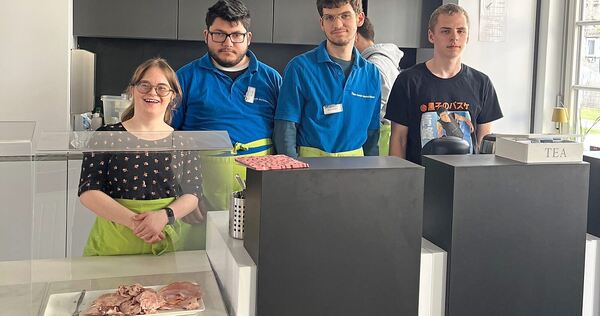 Ein starkes inklusivers Team, das im Cafe L‘ink erfolgreich Hand in Hand arbeiten. Ein starkes inklusivers Team, das im Cafe L‘ink erfolgreich Hand in Hand arbeiten.