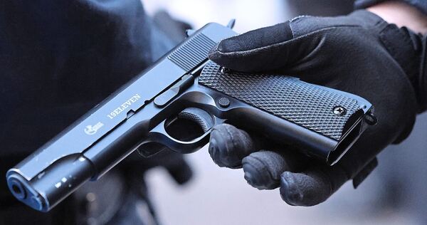 Die Polizei fahndete am Dienstag nach einem Mann mit Waffe in der Ludwigsburger Innenstadt. Die Polizei fahndete am Dienstag nach einem Mann mit Waffe in der Ludwigsburger Innenstadt.