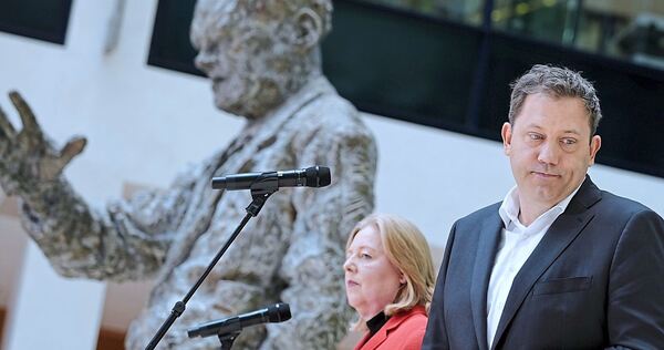 Wollen weitermachen: Die SPD-Chefs Bärbel Bas und Lars Klingbeil beim Pressestatement am Montag im Willy-Brandt-Haus in Berlin, Wollen weitermachen: Die SPD-Chefs Bärbel Bas und Lars Klingbeil beim Pressestatement am Montag im Willy-Brandt-Haus in Berlin, der Parteizentrale der SPD.
